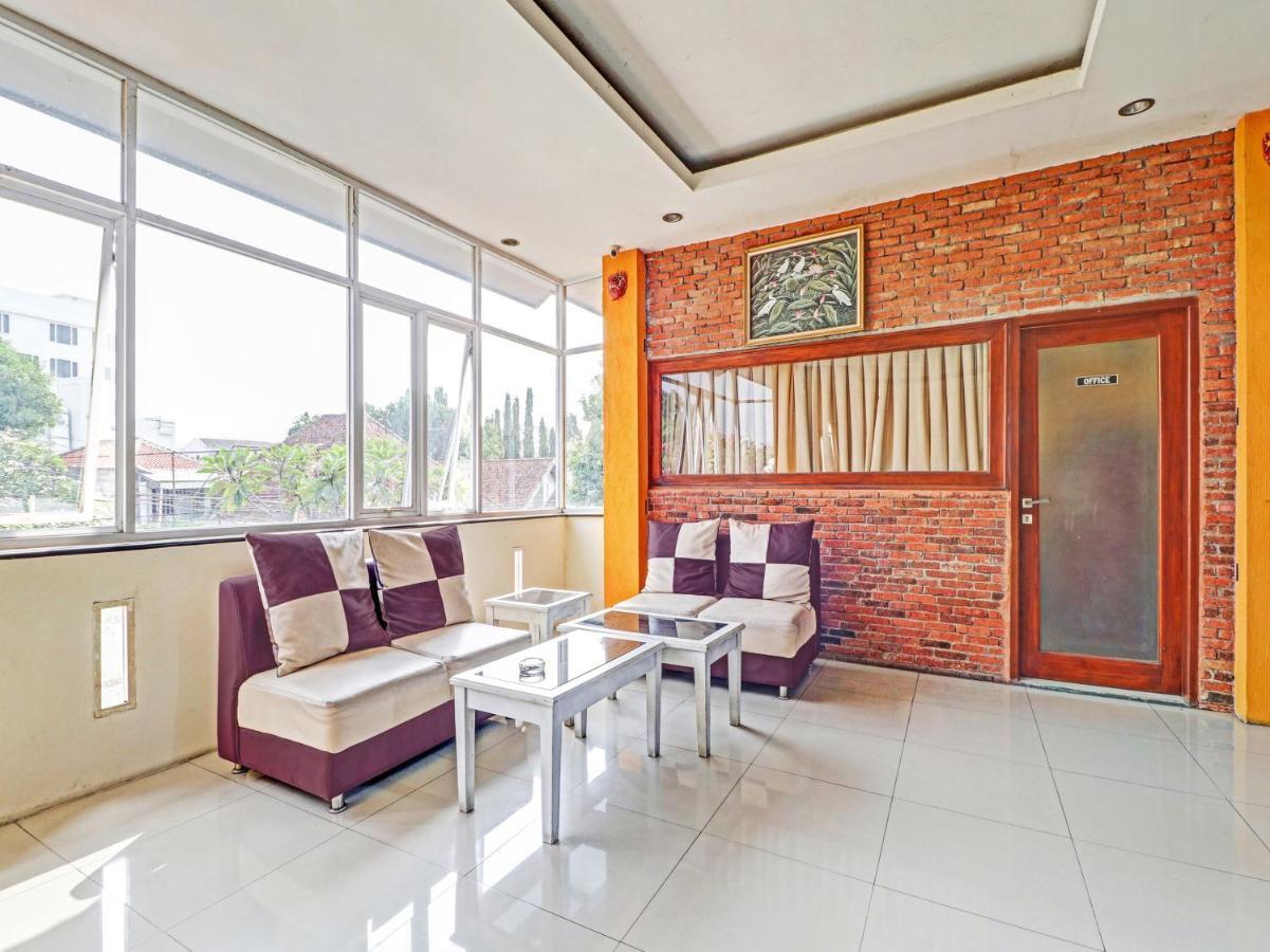 Oyo 90408 Hotel Horton 치레본 외부 사진